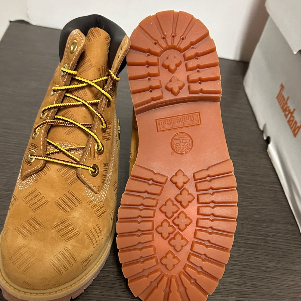 Boys Timberland Premium 6” Lace Boots in Wheat Nubuck Size 4 F52 - Picture 5 of 6
